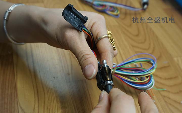 導(dǎo)電滑環(huán)的維護要了解滑環(huán)刷絲的內(nèi)部結(jié)構(gòu)