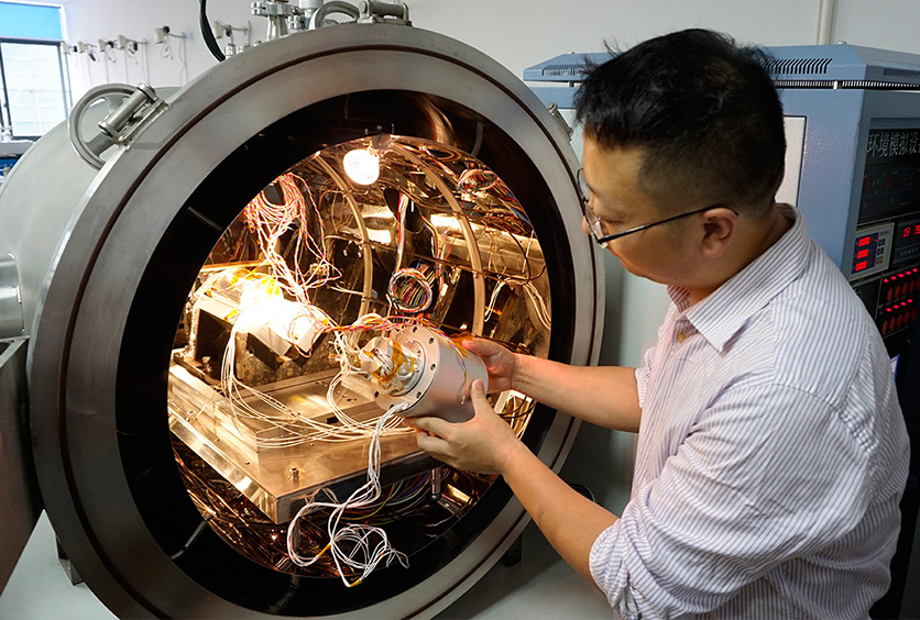 熱烈慶祝我司宇航級(jí)億轉(zhuǎn)導(dǎo)電滑環(huán)真空加速壽命試驗(yàn)通過(guò)驗(yàn)收